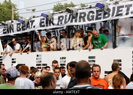 La gente ballare sul galleggiante dell'emittente regionale 1Live, Loveparade 2007, Essen, NRW, Germania Foto Stock