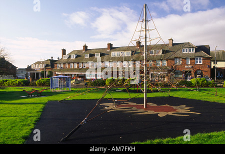 Parco giochi all'angolo del viale centrale nel piccolo villaggio di Gretna Dumfriesshire Scotland Regno Unito Foto Stock