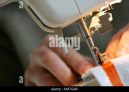 In prossimità della macchina di cucitura utilizzata con ago in movimento Foto Stock