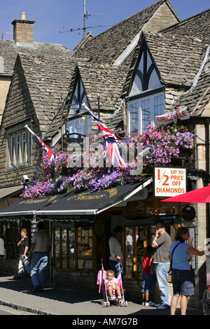 Tipico Cotswold turistica boutique di gioielli con diamanti segno di vendita e Union Jack Flag nazionale, Bourton sull'acqua Inghilterra Foto Stock