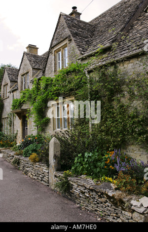 Fila di verde tipico coperto di edera calcare Oolitic villaggio Costwold case a schiera cottages Cotswolds Southern England Regno Unito GB Foto Stock