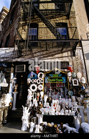 Italian souvenir shop, vecchia casa con scale antincendio, Greenwich Village di New York City, USAi Foto Stock