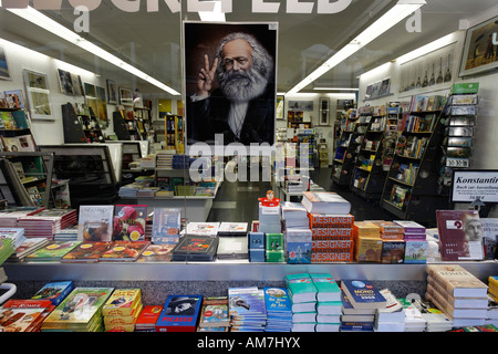 Karl Marx mostrando il segno V, poster presso una libreria, Treviri, Renania-Palatinato, Germania