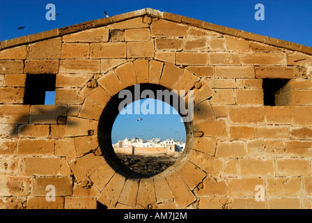 Marocco Essaouira, la città vecchia e i suoi bastioni visto dal porto skala Foto Stock