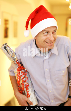 L'uomo travestito da Babbo Natale con un regalo Foto Stock