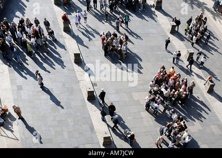 I turisti presso la piazza di fronte Porta Nigra, Vista panoramica, Trier, Rhineland-Platinate, Germania Foto Stock