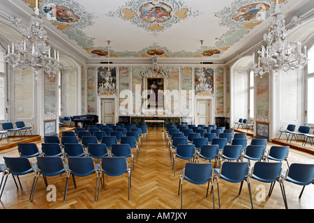 Palazzo del principe elettore, sala rococò con moderni posti a sedere, Trier, Renania-Palatinato, Germania Foto Stock