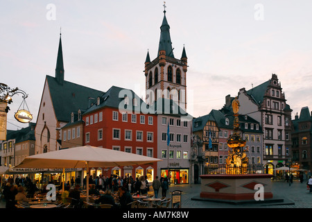 Piazza del Mercato con San Gangolf chiesa, Trier, Renania-Palatinato, Germania Foto Stock