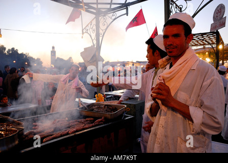 Il Marocco, Alto Atlante, Marrakech, Djemaa El Fna si trasforma in un grande ristorante all'aperto la sera Foto Stock