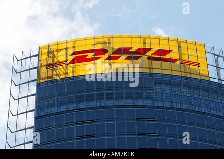 Logotipo DHL presso la Post Tower Bonn, NRW, Germania, Foto Stock