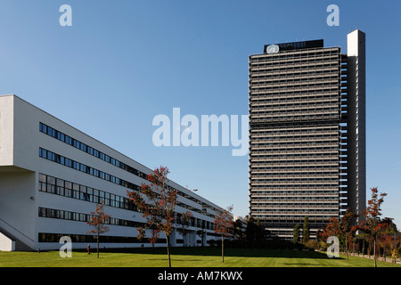 Edificio Schuermann e alto-aumento Langer Eugen, ex distretto governativo di Bonn, NRW, Germania, Foto Stock