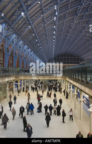 In apertura di giornata - stazione ferroviaria internazionale di St Pancras Station - Londra Foto Stock