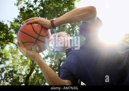 Bestager 60+ giocare a palla Foto Stock