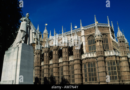 Londra Inghilterra Westminster Abbey Sud statua George V Foto Stock