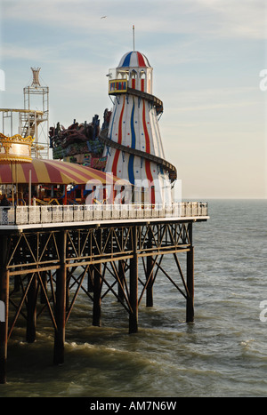 Helter Skelter su piloni a fiera del divertimento Foto Stock