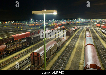 Parcheggia i treni merci a Maschen smistamento ferroviario cantiere nei pressi di Amburgo di notte, Bassa Sassonia, Germania Foto Stock