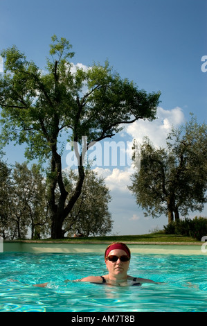 Toscana Italia donna italiana piscina vacanze Foto Stock
