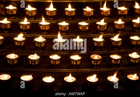 Molte candele in una chiesa - per il giorno di Ognissanti Foto Stock