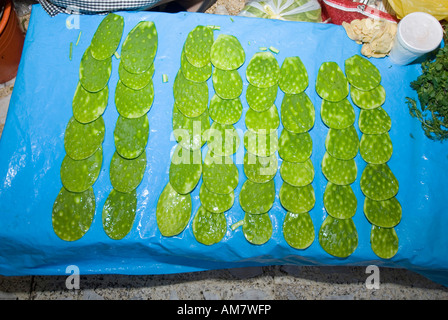 Nopal fresche foglie di cactus in un mercato, Messico Foto Stock