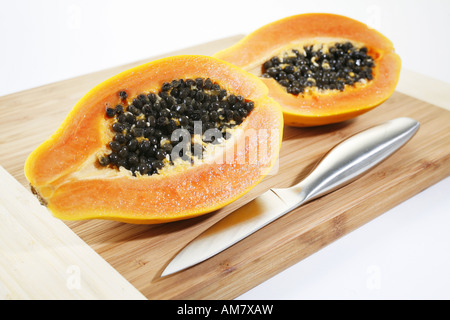 Papaia, dimezzato Foto Stock