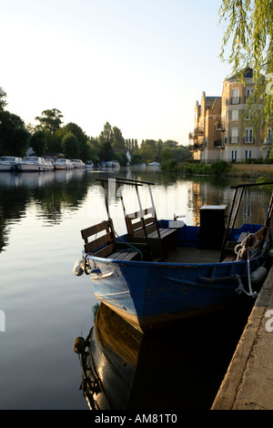 Barca ormeggiata sul fiume Tamigi nel centro di lettura da Thames Path tra Caversham Bridge e Ponte di lettura cercando downstre Foto Stock