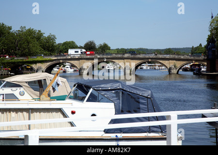Vista a monte di Henley roadbridge dal Tamigi banca con barche ormeggiate in primo piano Foto Stock
