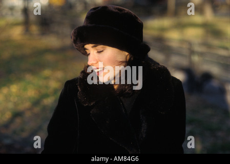 Giovane donna indossa hat Foto Stock
