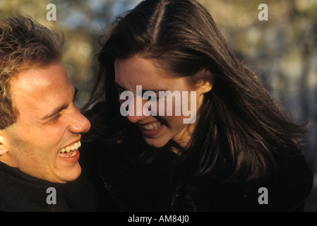 Coppia giovane sorridente Foto Stock