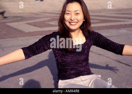 Giovane donna sorridente, ritratto Foto Stock