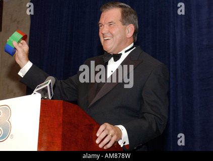 Il Segretario del Dipartimento per la Sicurezza Interna Tom Ridge contiene fino colorato nastro condotto durante la XV arrosto annuale per la Spina Bifida che onorato Foto Stock