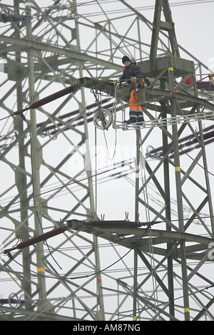 Operazioni a una linea elettrica ad alta tensione, Wipperfuerth, Nord Reno-Westfalia, Germania Foto Stock