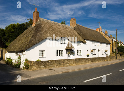 Cottage con il tetto di paglia nel villaggio di Chideock, Dorset, England, Regno Unito Foto Stock