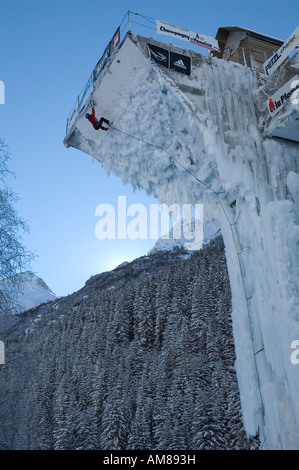 Concorrente in arrampicata su ghiaccio la concorrenza del Gorzderette, sulla torre di ghiaccio a Champagny le Haut della Vanoise, Francia Foto Stock