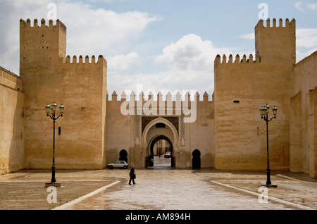 Vecchio luogo di assemblaggio nella parte anteriore della porta Bab es Seba, Fes, Marocco Foto Stock