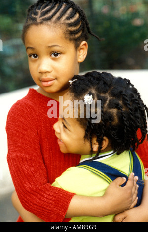 Sorella abbracciando, ritratto Foto Stock