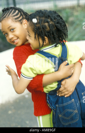 Sorella abbracciando, ritratto Foto Stock