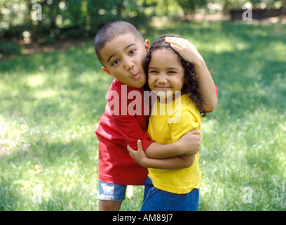 Fratello e Sorella e sorridente, ritratto Foto Stock