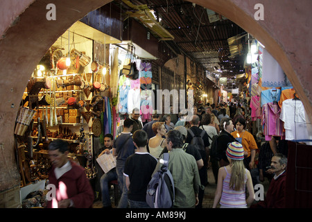 I turisti in un souk nella parte vecchia della città, Mrrakech, Marocco Foto Stock