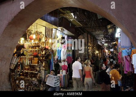 I turisti in un souk nella parte vecchia della città, Marrakech, Marocco Foto Stock