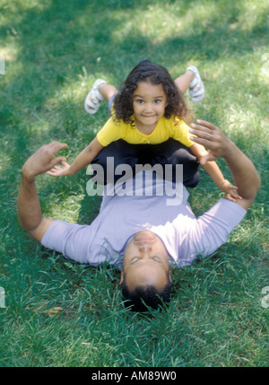 Padre giocando con la figlia, ritratto Foto Stock