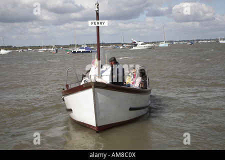 Fiume Deben traghetto tra Bawdsey Quay e Felixstowe Ferry, vista monte ormeggi a Suffolk, Inghilterra Foto Stock