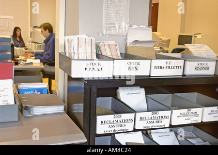 Parigi FRANCIA, Social Security Health Services Office dipendenti in Office Administration persone documenti interni, servizi sociali, governo francese Foto Stock