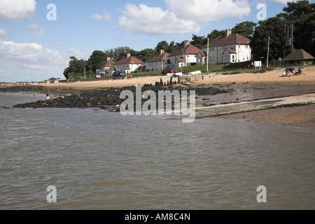 Case e spiaggia sabbiosa Bawdsey Quay come visto dal traghetto, Suffolk, Inghilterra Foto Stock