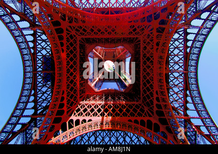 La Torre Eiffel visto da sotto Foto Stock