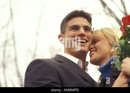 Giovane uomo baciare donna Foto Stock