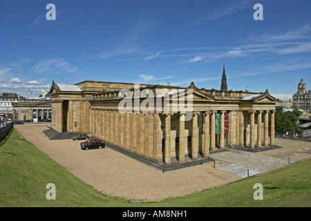 La National Gallery of Scotland con la Royal Scottish Academy Building in Edinburgh Foto Stock