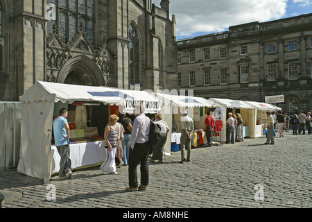 Una linea di merchandising tende al di fuori di San Giles Cathedral sul Royal Mile di Edimburgo durante il Fringe Festival Foto Stock