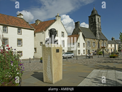 La piazza della città e Town House nel Royal Burgh di Culross in Fife e busto di Ammiraglio Lord Thomas Alexander Cochrane Foto Stock