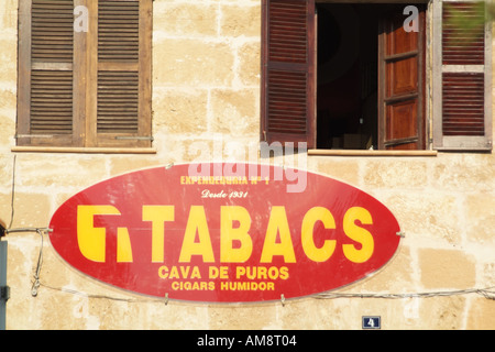 I tabacchini e firmare al di fuori del negozio di vendita di prodotti del tabacco Foto Stock