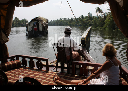 Vista da una barca casa su una laguna di acqua stagnante nel Kerala area dell India sud occidentale Foto Stock